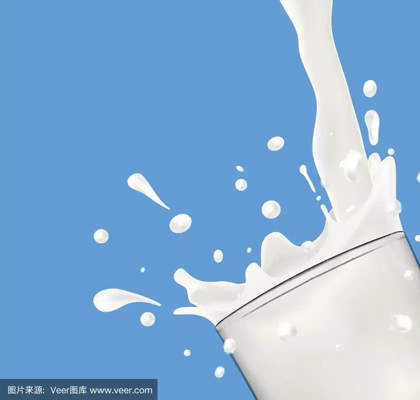 牛奶溅在透明的玻璃杯中