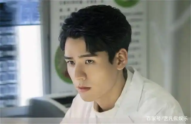 《从结婚开始恋爱》的导演:徐驰,男主角:龚俊,女主角:周雨彤共同演绎