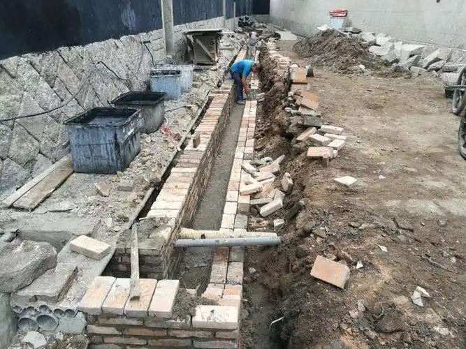 西侧二进前天井至七十二峰楼前天井处排水沟砌筑