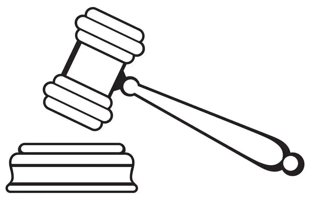 法官的小木槌,法官槌孤立的白色背景上.剪影