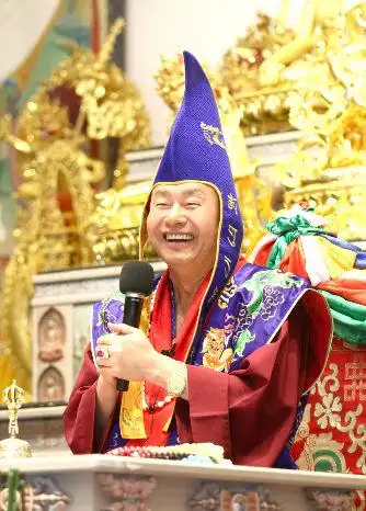 我们首先敬礼传承祖师,敬礼了鸣和尚,敬礼萨迦证空上师,敬礼十六世