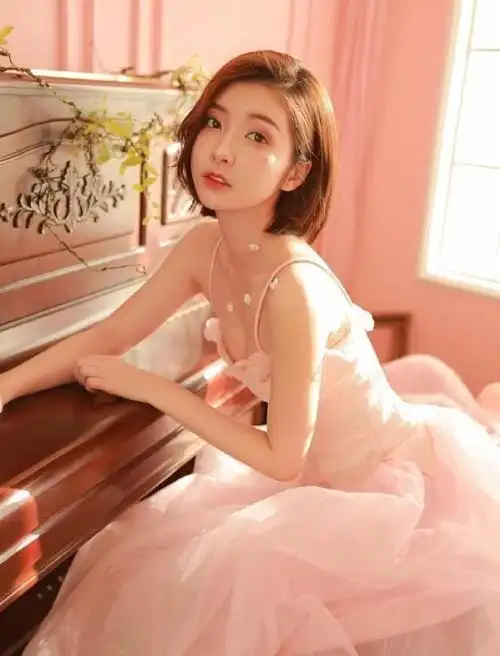 王思聪前女友豆得儿晒美照小露性感文艺少女感爆棚