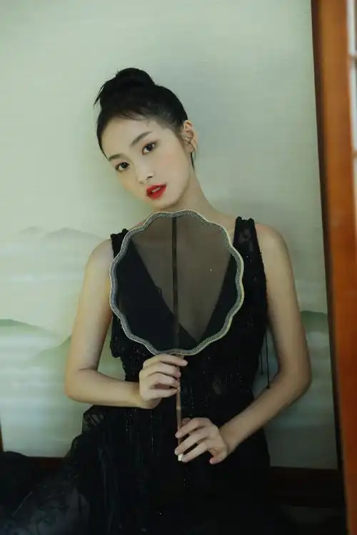 杨肸子深v黑裙性感写真图片