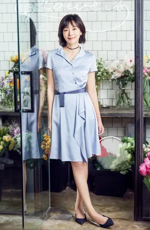 我们都被徐静蕾的白衬衫"骗"了,原来裙装才是主打,穿上美炸了