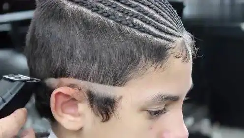 男孩挑战个性发型,编成脏辫后再铲清,看着真是太帅气了!