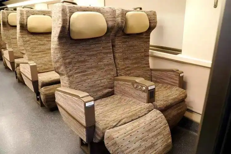 复兴号智能动车组一等座椅增加了可调节头靠电动腿靠等设施小桌板的