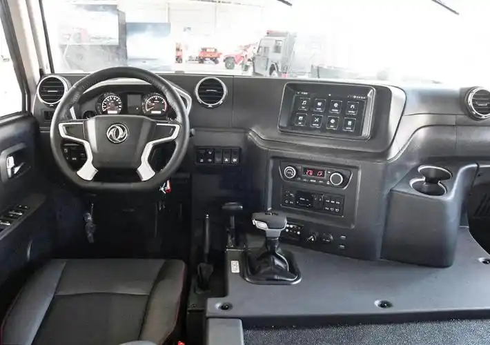 作为一辆纯硬派的越野车,新款东风猛士的内饰已经是"很精致"了,比如