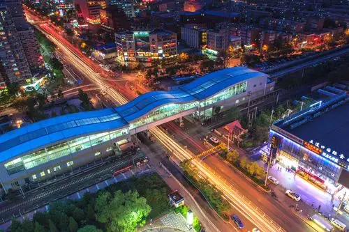 五道口地铁站无边的夜景,让人震撼,感叹北京底色之美!