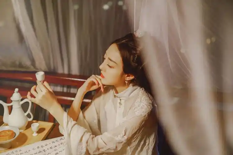 举杯消愁愁更愁