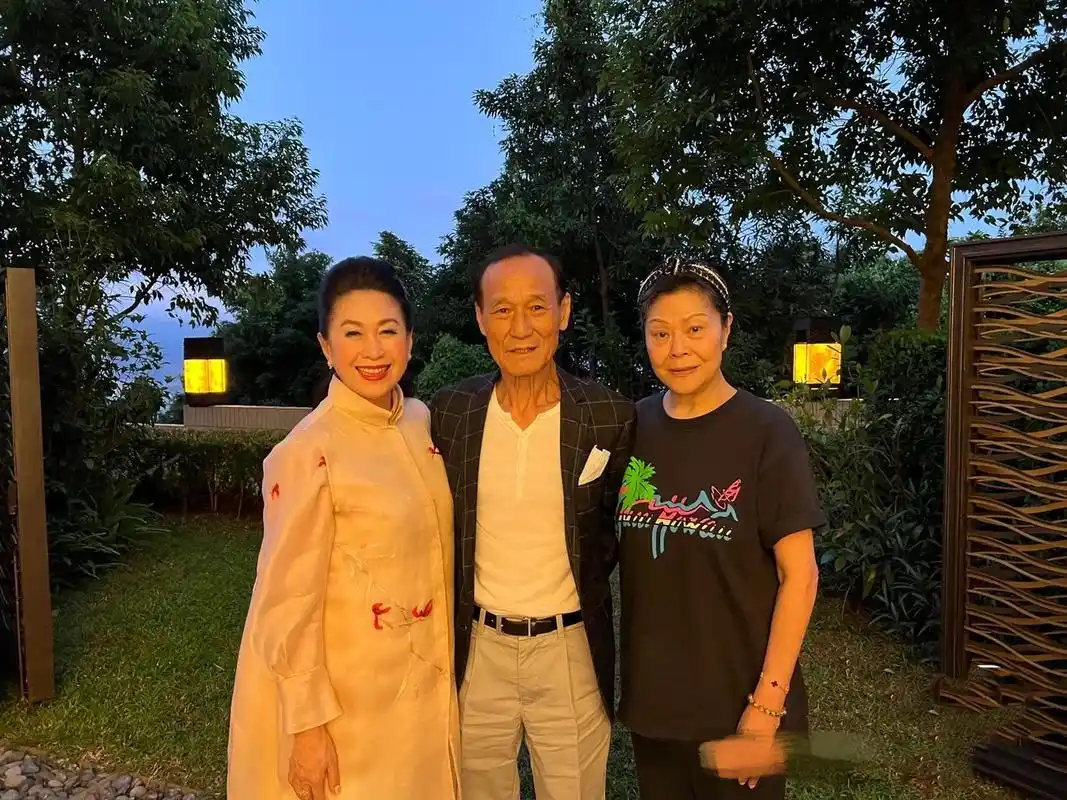 陈惠敏携妻子现身,目光如炬仍霸气,魏骏杰前妻戴黄金首饰超富贵