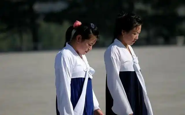 朝鲜社会相比以前也是有一定的开放,姑娘们的衣着也是时尚多了!