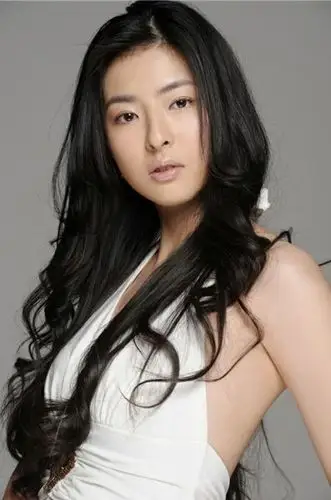 女星杨紫彤裙装写真显婀娜(图)