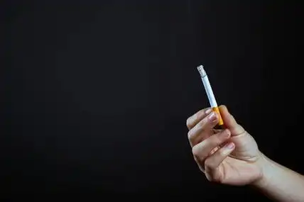 第13张手拿烟手拿香烟的图片大全手拿香烟图片大全伤感图片手拿着香烟