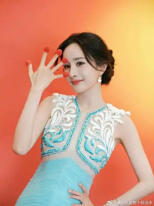 杨幂蓝色波浪纱裙##杨幂碧波蓝色眼影