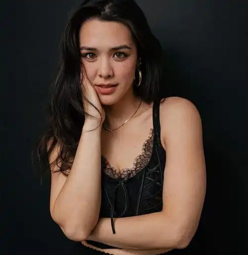 钟丽缇大女儿晒性感!穿吊带背心上围丰满,曾获得选美亚军