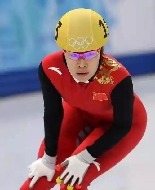 当时年仅19岁周洋在短道速滑女子1500米决赛中,以2分16秒993创奥运