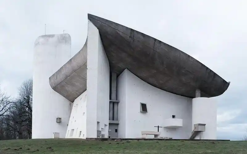 解读柯布西耶之朗香教堂,看似平平无奇却是20世纪最震撼 ,最具表现力