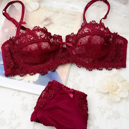 蕾丝文胸聚拢显美胸,散发迷人女人味