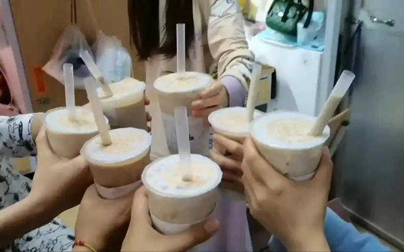 第一次请全宿舍的仙女们一起喝奶茶!