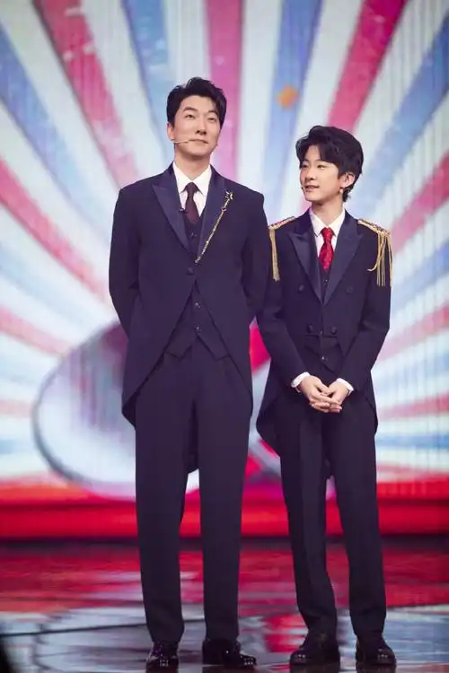 老师站在一起已经比何老师高了,和爸爸张亮身高比起来也差不是太多了