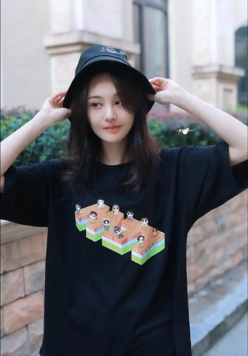 郑爽黑t牛仔短裤搭渔夫帽出镜 笑容灵动俏皮细长腿吸睛