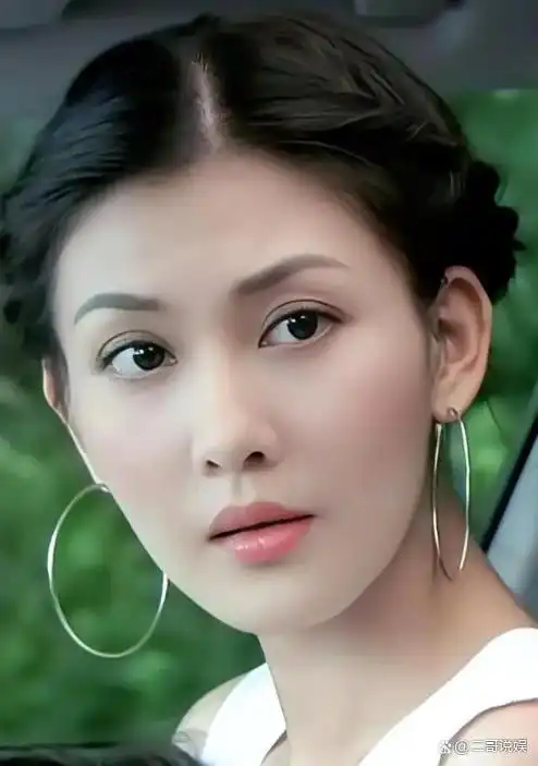 38岁李彩桦街头商演,5名保安围绕,曾有富二代花1亿元追求她