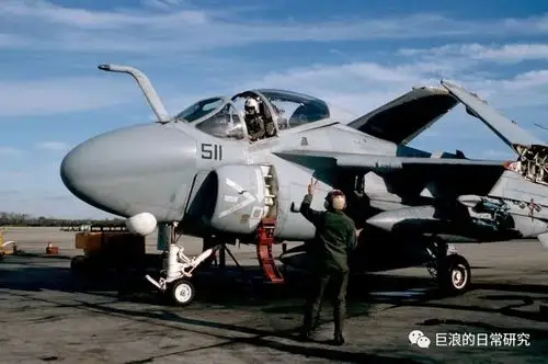 回首冷战正在进行维护准备登上航母的美军a6攻击机