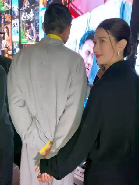 袁咏仪和周润发十指紧扣牵手,建议张智霖别看剧无霸挖掘机的微博视频