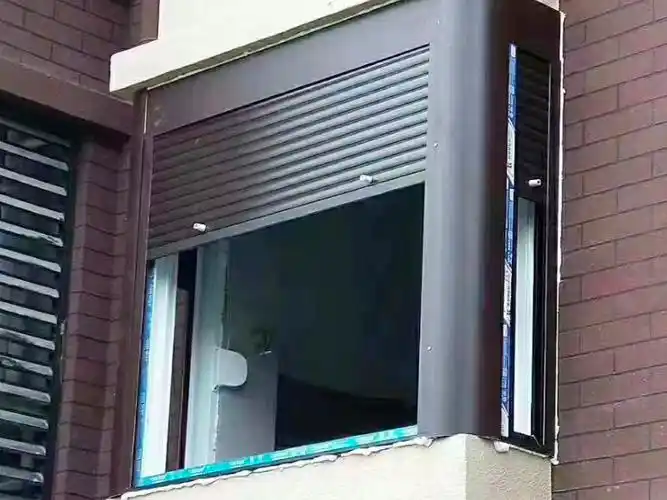 荆门外遮阳卷帘窗
