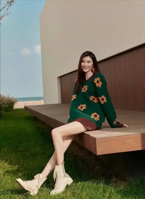 何穗仗着身高乱穿衣,一袭半长款针织毛衫走机场,长腿依然不显短_时尚