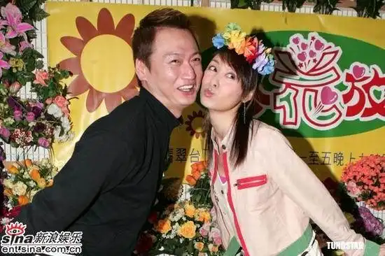 组图:陶大宇郭可盈《心花放》宣传大玩插花游戏