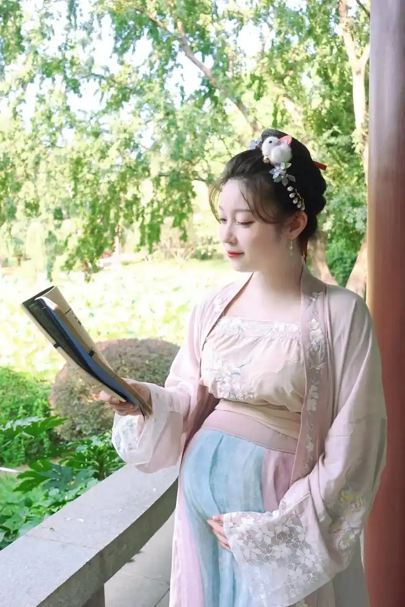 95年宅家小孕妇挑战自拍汉服孕妇照78.待到瓜熟蒂落~吾府"添 - 抖音