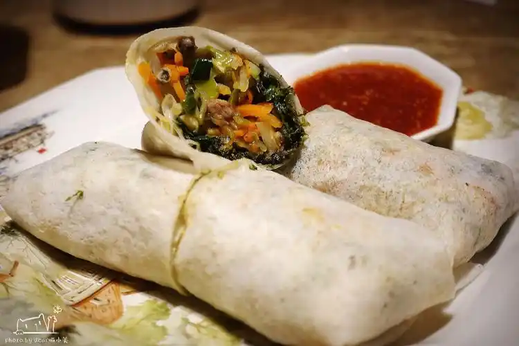 薄饼,也就是厦门春卷啦,可以自己包也可以让服务员帮忙~薄饼皮柔嫩中