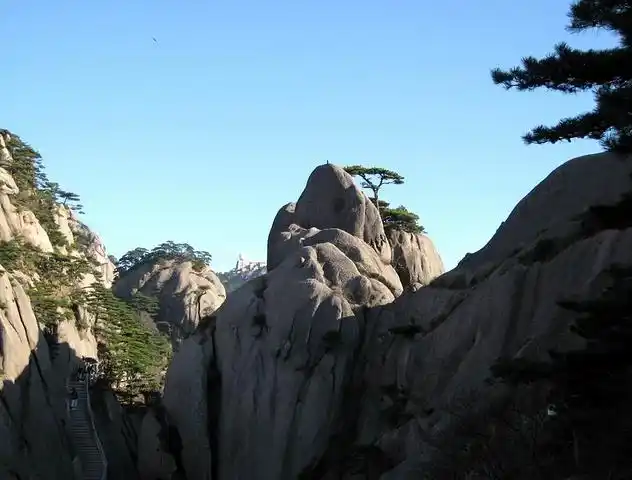 莲花峰位于玉屏楼北侧是华东地区最高的山峰当然也是黄山的第一个高峰