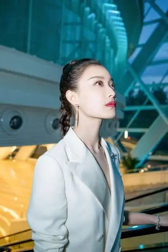 倪妮是如此的干练,发型也是让人精气神提高许多