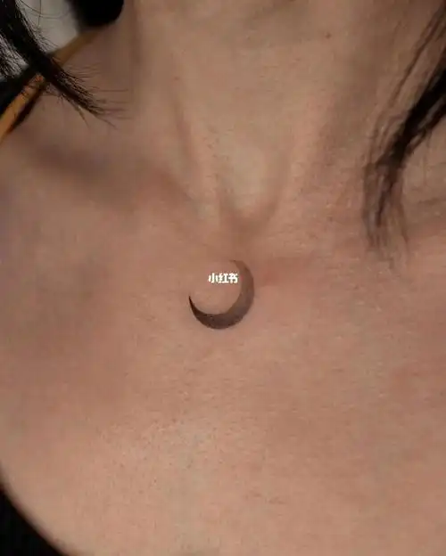 女生胸口渐变月亮纹身图案,小月牙纹身图案#纹身  #合肥纹身  #小清新