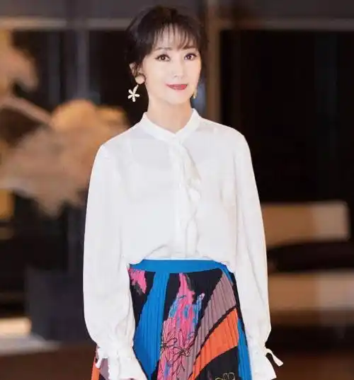 这就是赵雅芝比同龄人年轻的原因:不穿老年服装,妆发精致,非常优雅