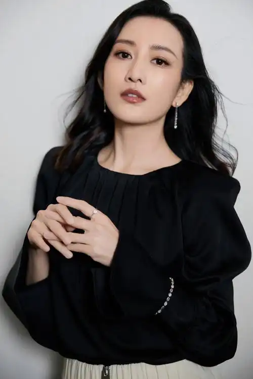 身为"珠宝发烧友的"她这次搭配的珠宝来头也不小,是来自小众且top