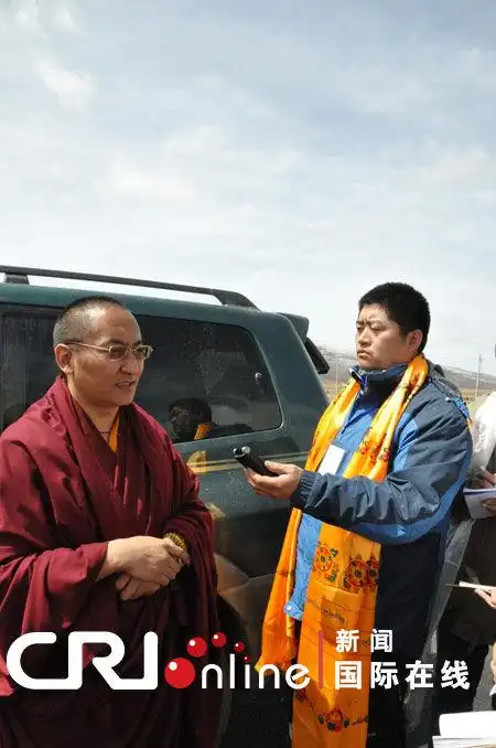 张军勇,牛卫东):23日,四川甘孜州石渠县色须寺赤巴活佛举行仪式,向