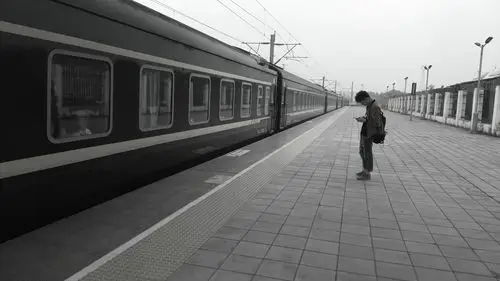 回家的路上,车站月台上只有我跟一位乘客,于是我拿下手机拍下这一瞬间