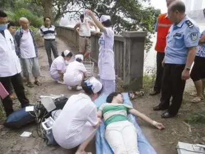 四川泸州一年轻女子割腕后投江获救(图)