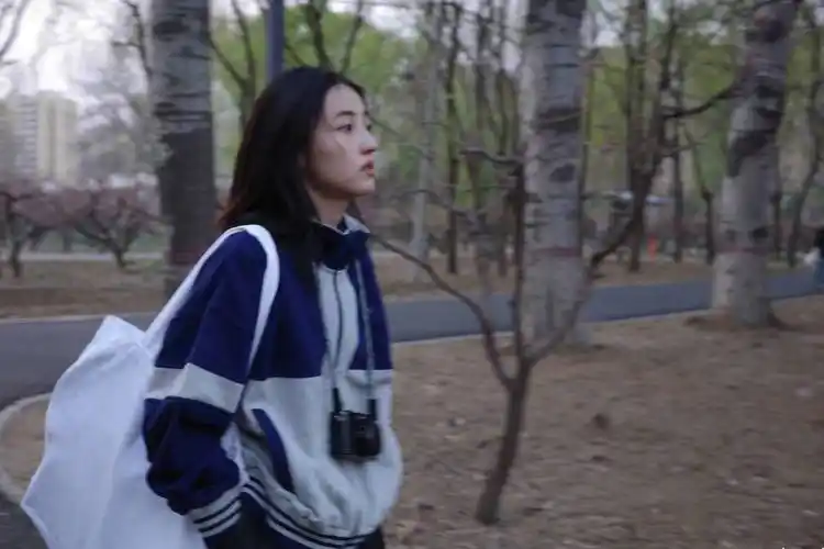 张子枫晒公园遛弯照清纯通透素颜漫步文艺感十足