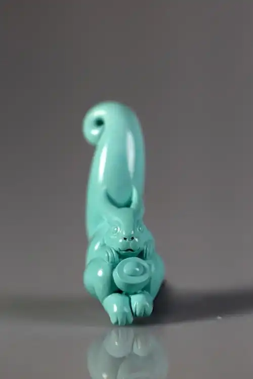 罗最作品《数钱》同时,松鼠也是玉雕中最常用的题材之一.