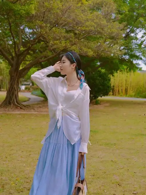 韩剧女主夏季穿搭白与蓝的撞色穿搭