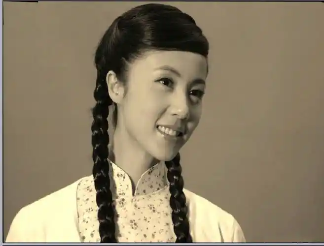 黄磊妻子真敢穿,穿高跟鞋跳舞不怕崴脚,配打底裤腰细不像仨娃妈_孙莉