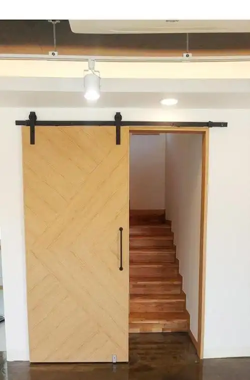 还以为楼上楼下住的不是一家人楼梯口装个谷仓门3点确实满分