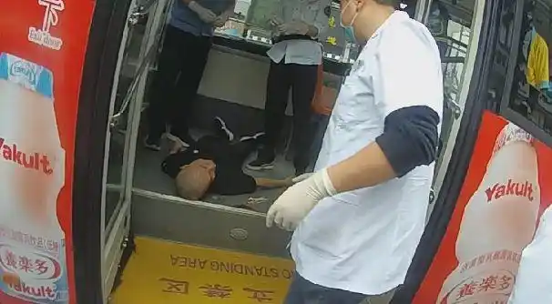 吓一跳贵阳一公交车上一名男子突然倒地不起口吐白沫
