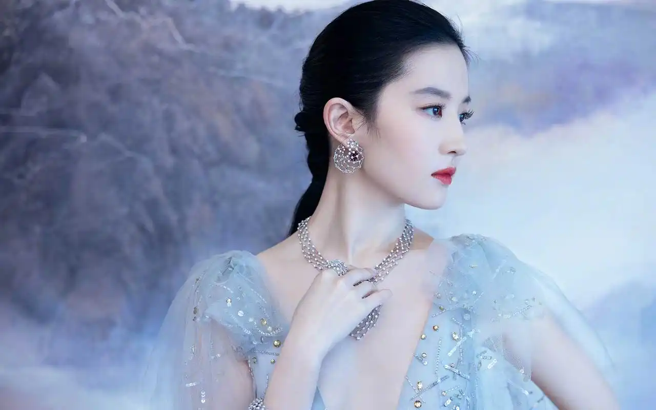 刘亦菲薄纱礼裙性感高清桌面壁纸