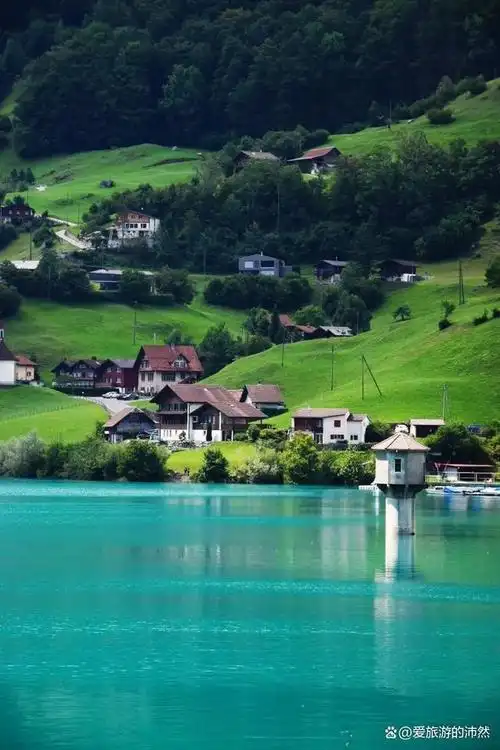 在瑞士的群山之间,隐藏着一个凡尔赛般的小镇——bergün镇.