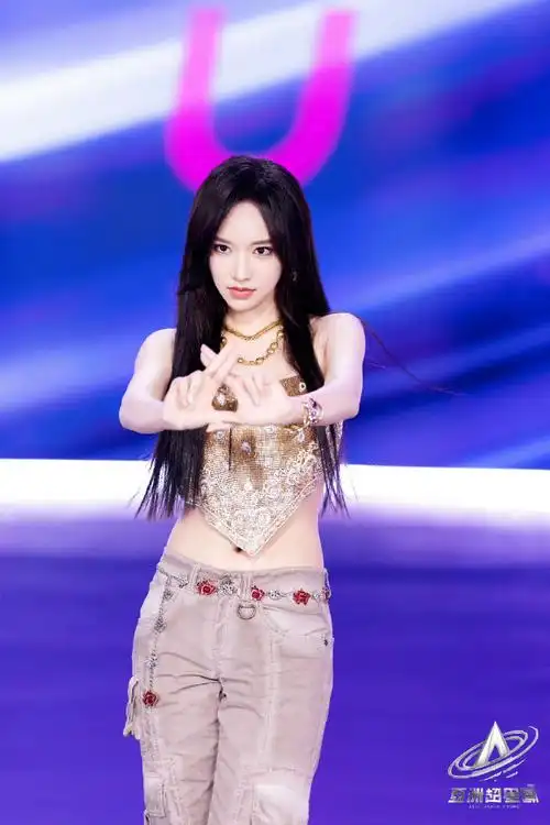 程潇金色亮片抹胸